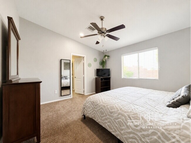 Building Photo - For Rent: 3-bedroom, 2-bathroom home in Mesa Del Sol