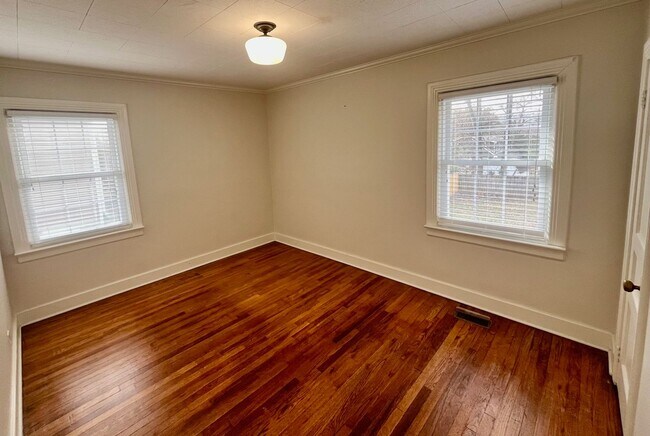 Building Photo - Pet Friendly Home with Fenced Yard in Sylvan Park, 3 Bedrooms/ 1 Bath, Minutes to the Greenway