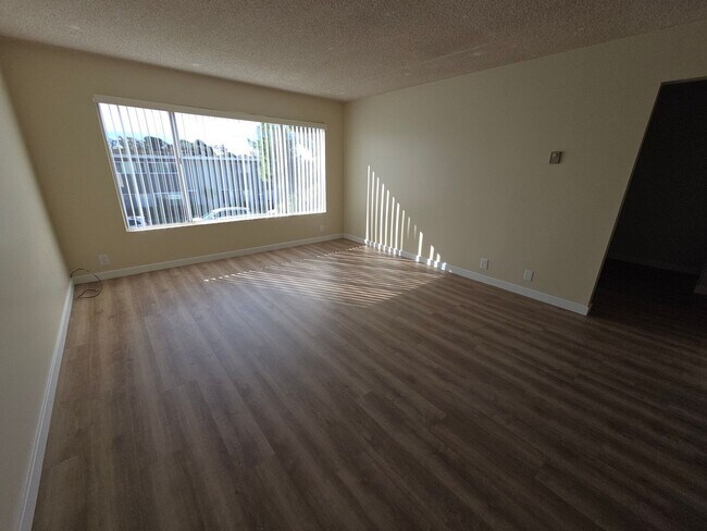 Building Photo - Mid Town Ventura 2 Bedroom 2 Bath Upstairs Corner Unit Apartment