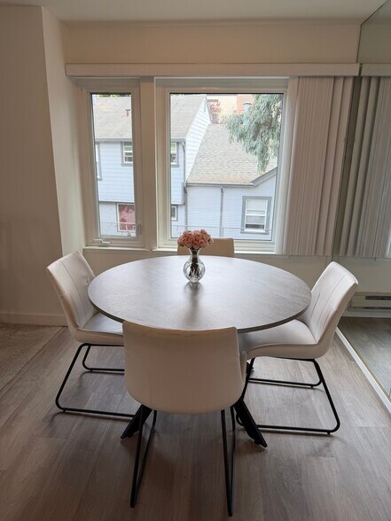 Dining Area - 828 N El Camino Real