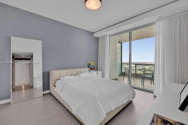 Building Photo - 900 Biscayne Blvd