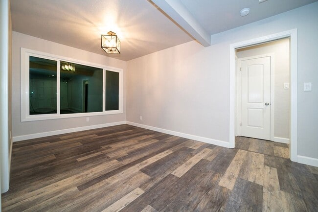 Building Photo - Adorable Duplex Unit with Attached Garage