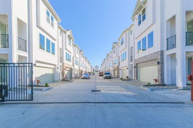 Building Photo - 8323 Brecha Ln