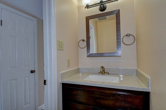 Building Photo - TOWNHOME FOR RENT - HAMPTON!