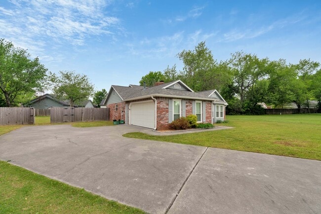 Building Photo - Beatifully Updated East Fay Home! Must See!