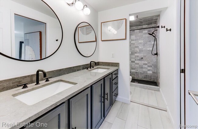 Building Photo - 1631 S Hill Blvd