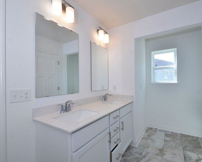 Building Photo - 3858 Heath Ave N
