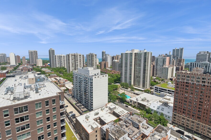 Building Photo - 1212 N La Salle Dr