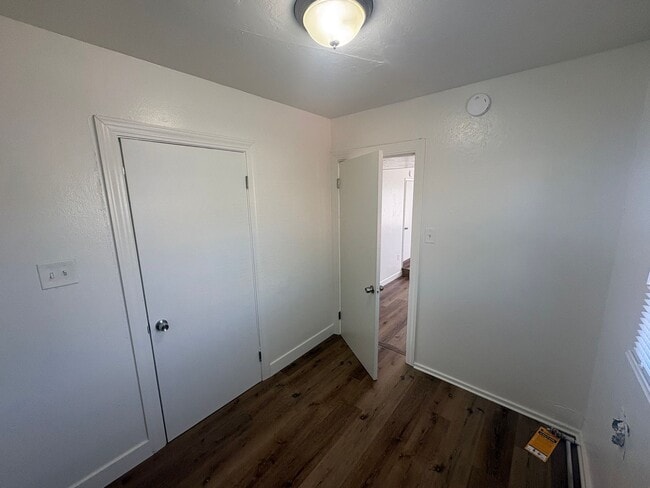 Building Photo - 3 Bedroom 1 Bath S Visalia available now