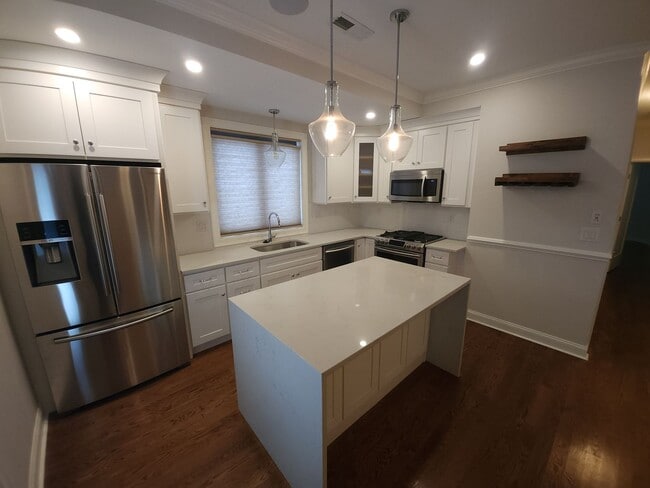 Building Photo - Stunning and Spacious Top Floor 2 Bd 2 Bath in Jamaica Plain with Parking.