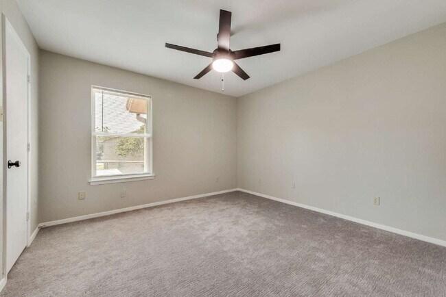 Building Photo - Completely Remodeled Triplex Unit 2 bed 1....