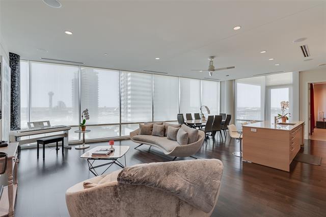 Building Photo - 2408 Victory Park Ln