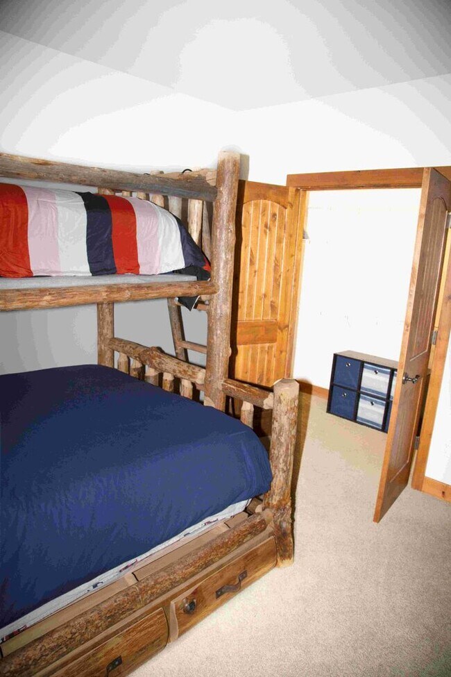 Building Photo - Wonderful Furnished 3 Bedroom & 2 Bathroom...