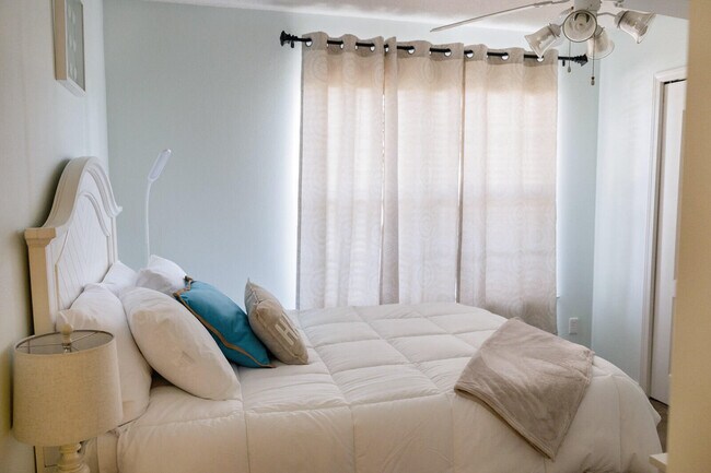 Building Photo - 2026 Catline Cir