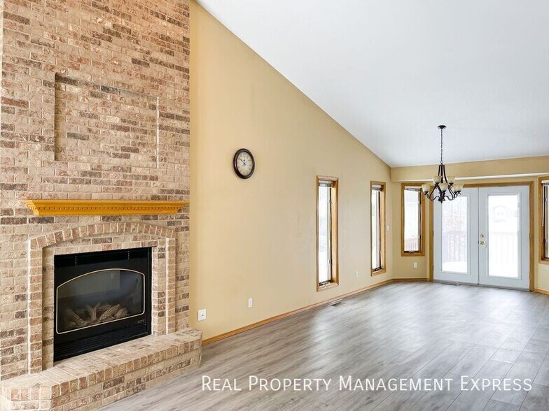 Building Photo - 4 Bedroom 3.5 Bathroom Single Family Townh...