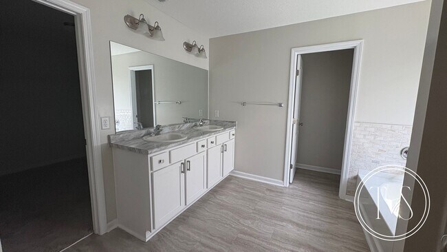 Building Photo - RATE DROP ALERT (was $2500/month) and MOVE-IN SPECIAL: $400 OFF 1ST MONTH'S RENT!**