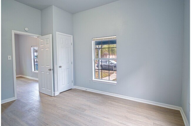 Building Photo - Convenient Home near Downtown's Heart