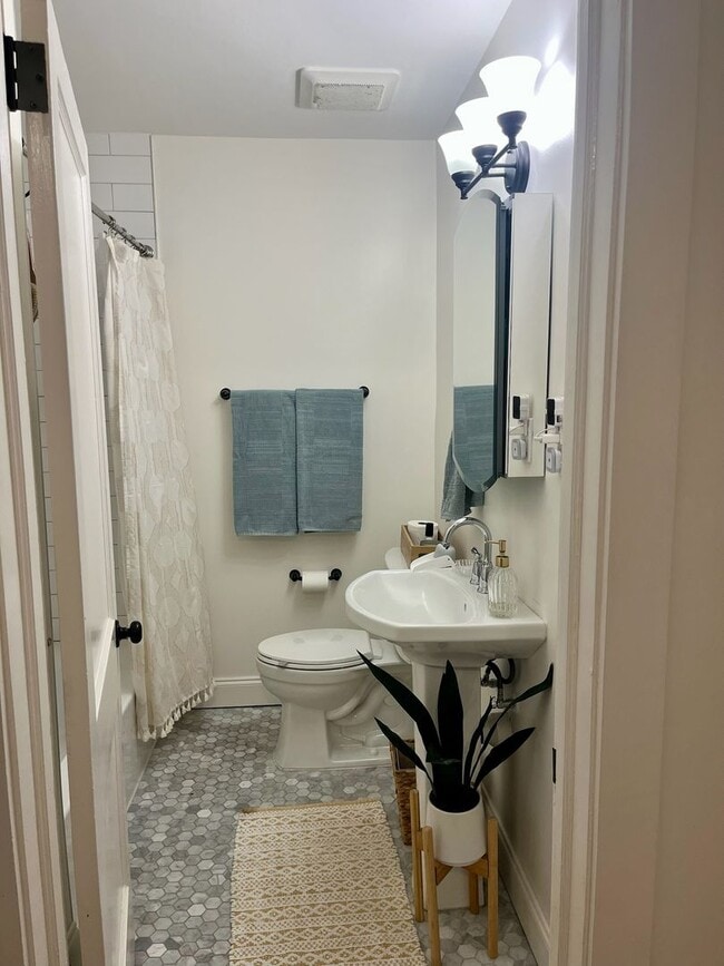 Building Photo - 3/2 Duplex Conveniently Situated in an Established Neighborhood!