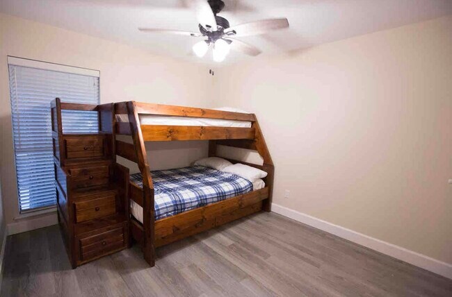 Building Photo - 3007 Willowbend Rd