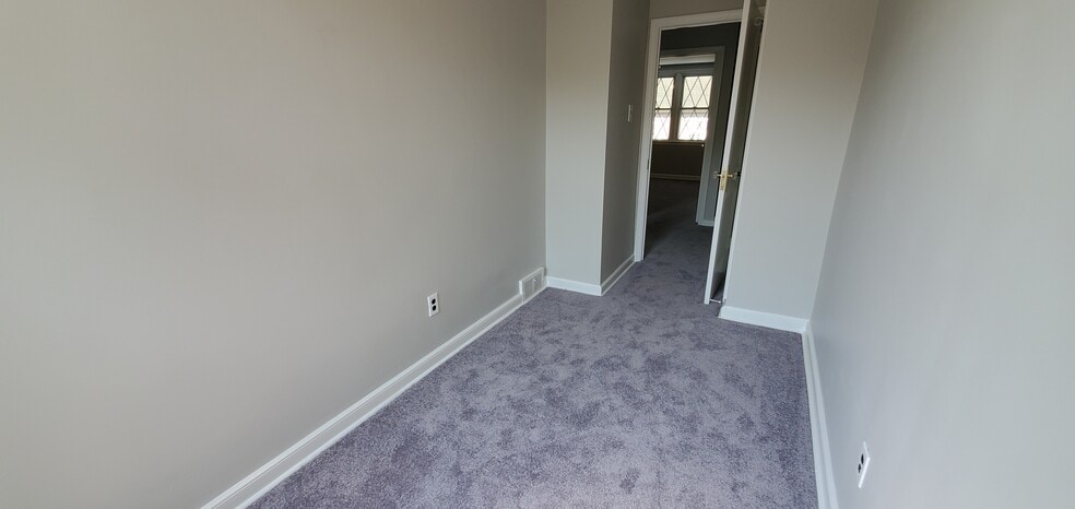 Building Photo - 717 Surrey Ln