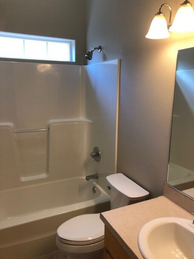 Building Photo - Completely renovated 3 Bed, 2.5 Bath Townhouse in McMinnville- Pets on Approval, Landscaping Incl...