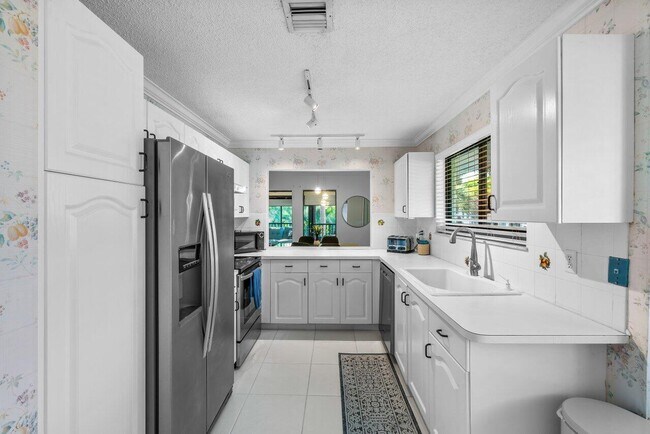Building Photo - 50 Pelican Pointe Dr