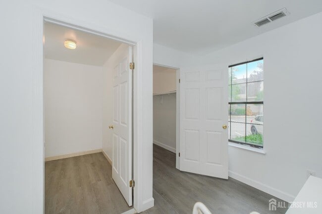 Building Photo - 402 Hidden Village Dr