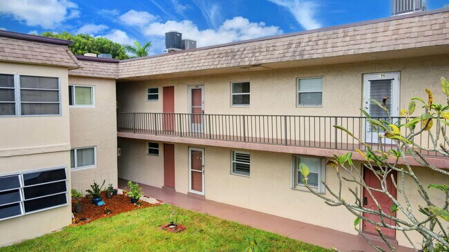 Building Photo - 702 Lori Dr