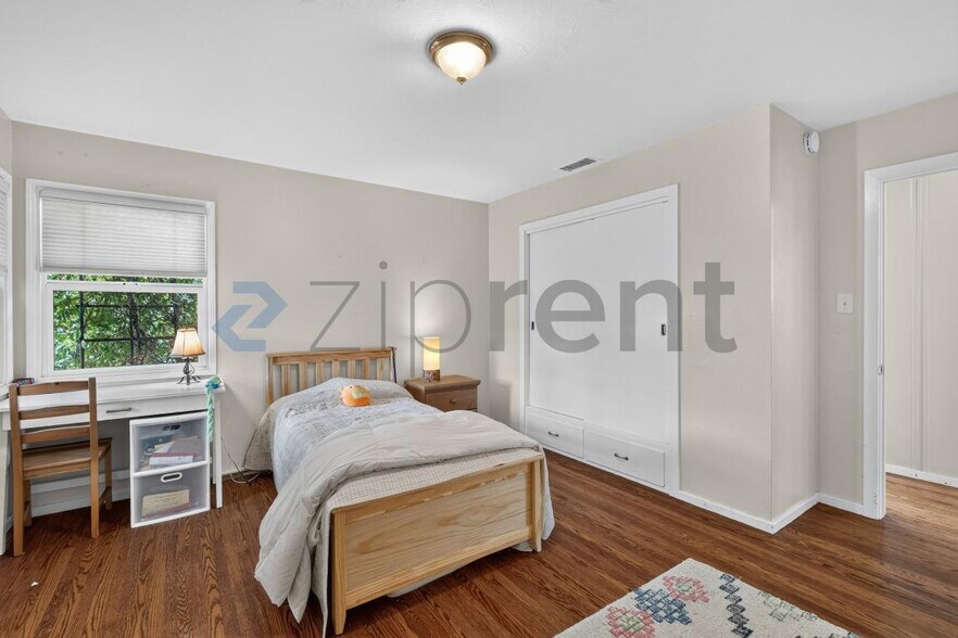Building Photo - Unit