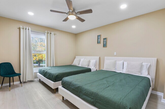 Building Photo - 1356 Larchmont Dr