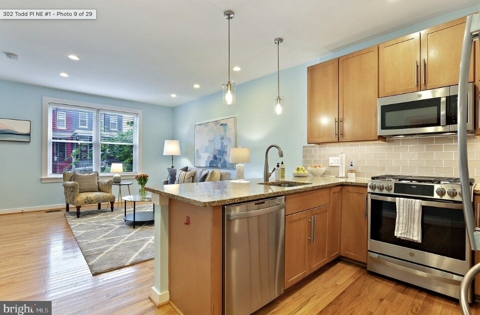 Building Photo - 302 Todd Pl NE