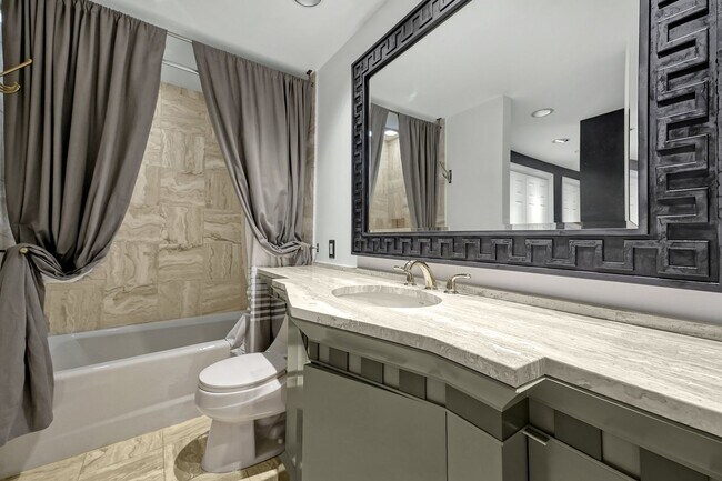 Building Photo - 3 Bedroom Luxury Condo