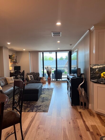 Primary Photo - 200 Lakefront Blvd