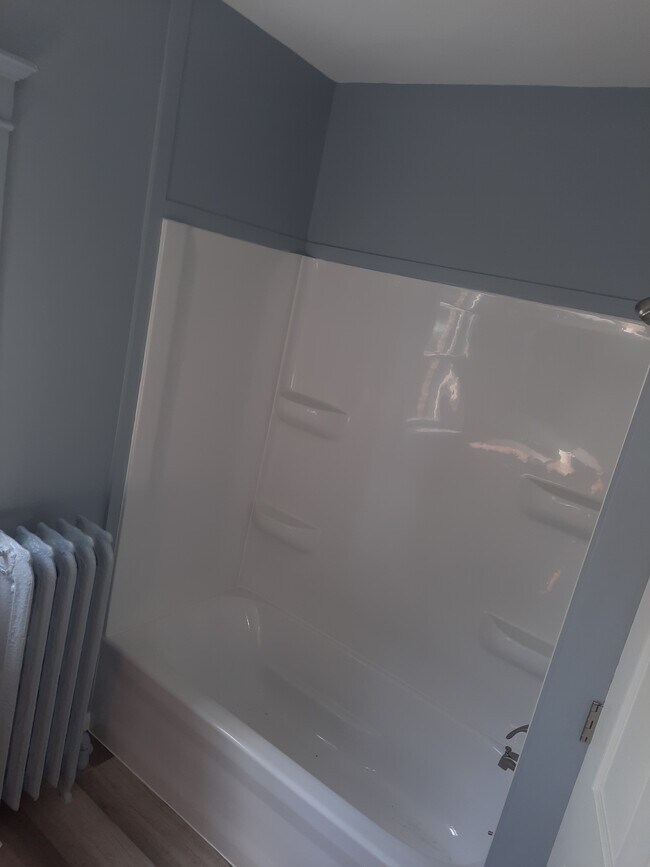 Building Photo - 429 N 10th Ave E