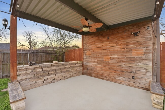 Building Photo - 506 Ogilvie St