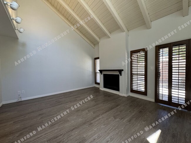 Building Photo - BEAUTIFUL 3 BEDROOM 2.5 BATHROOM HOME IN S...