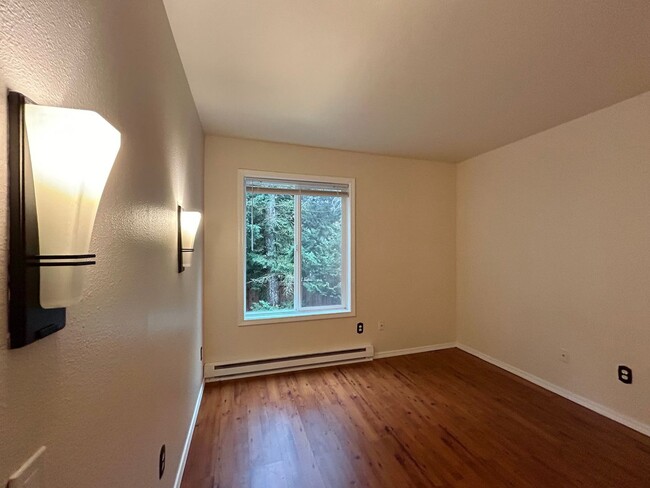 Building Photo - Cozy 2 Bed, 2 Bath Top Level Unit Complex