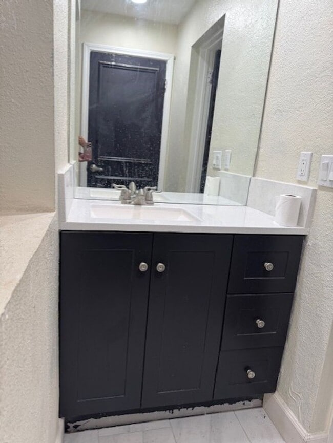 Building Photo - DHS6348