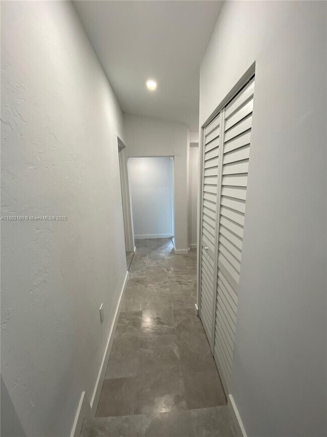 Building Photo - 5843 SW 62nd St