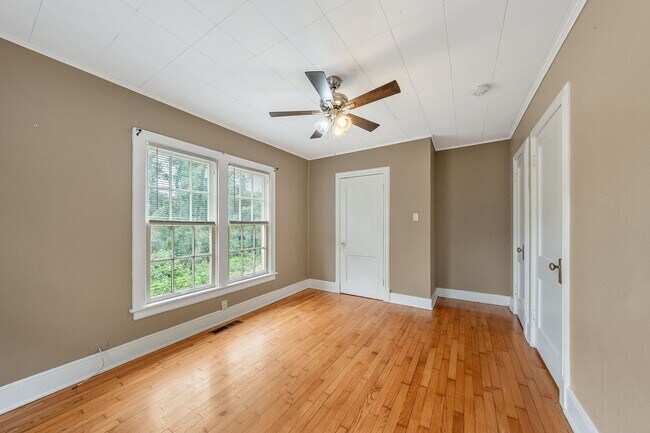 Building Photo - 132 Rowland Pl