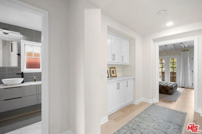 Building Photo - 2584 Bungalow Pl