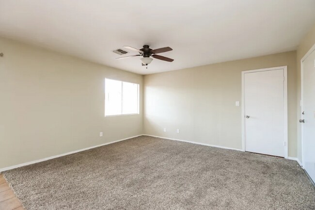 Building Photo - 811 E Hillview Cir
