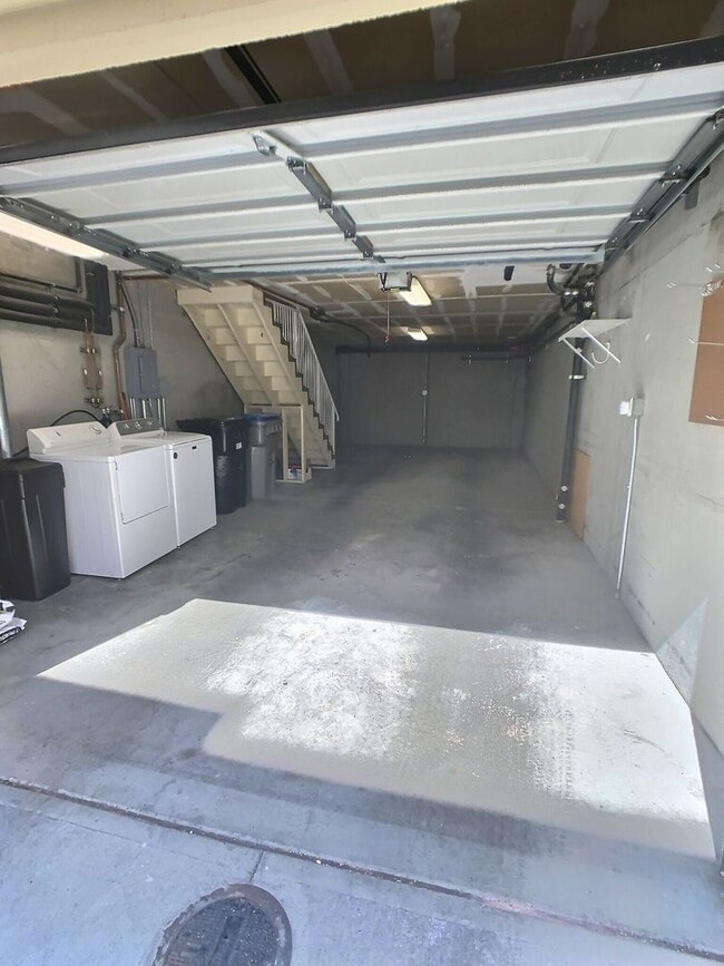 Building Photo - Ideally Located 3 Bedroom Townhouse with Cahill Park Views