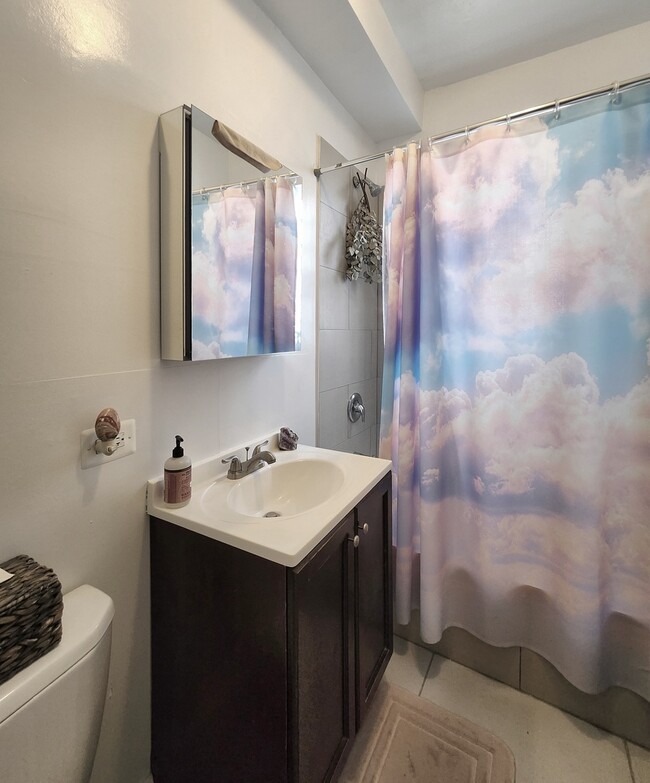 Building Photo - 4424 N St Louis Ave