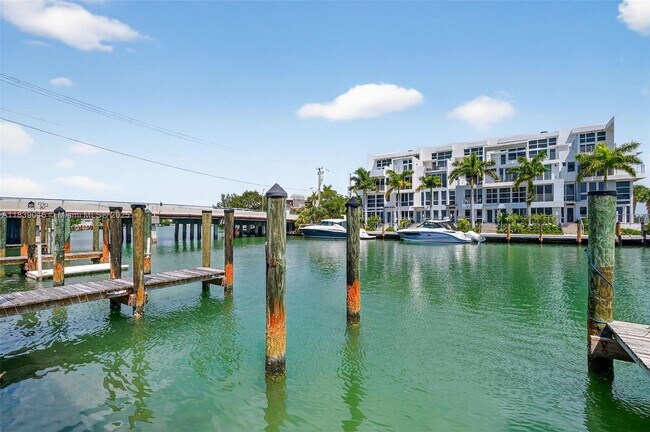 Building Photo - 7207 Bay Dr