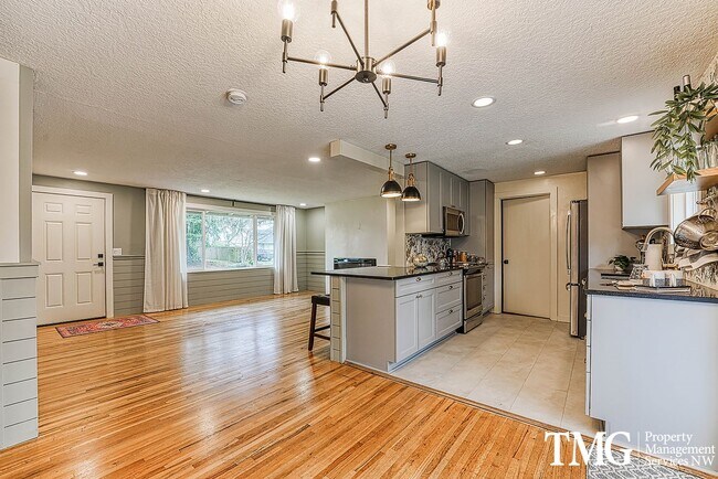 Building Photo - Classic Ranch Style home with 2 Bed 1.5 Bath and Large Backyard!