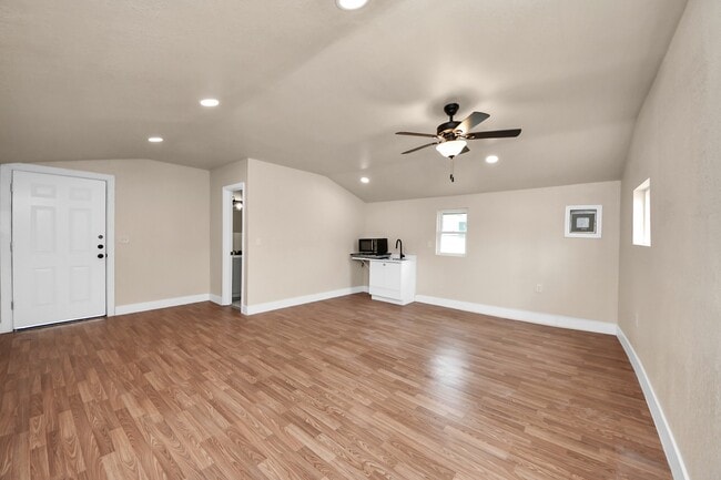 Building Photo - 501 Schilling Ave