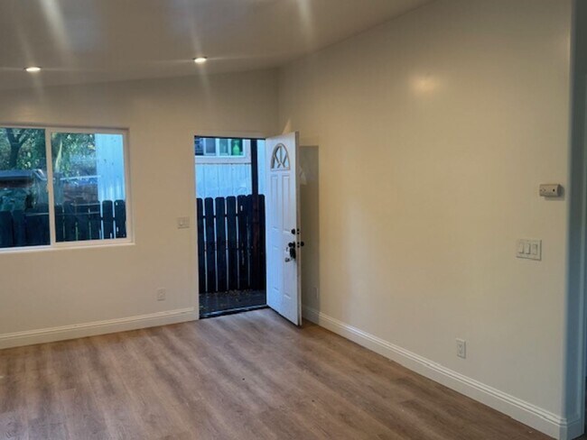 Building Photo - Cachagua (18800)