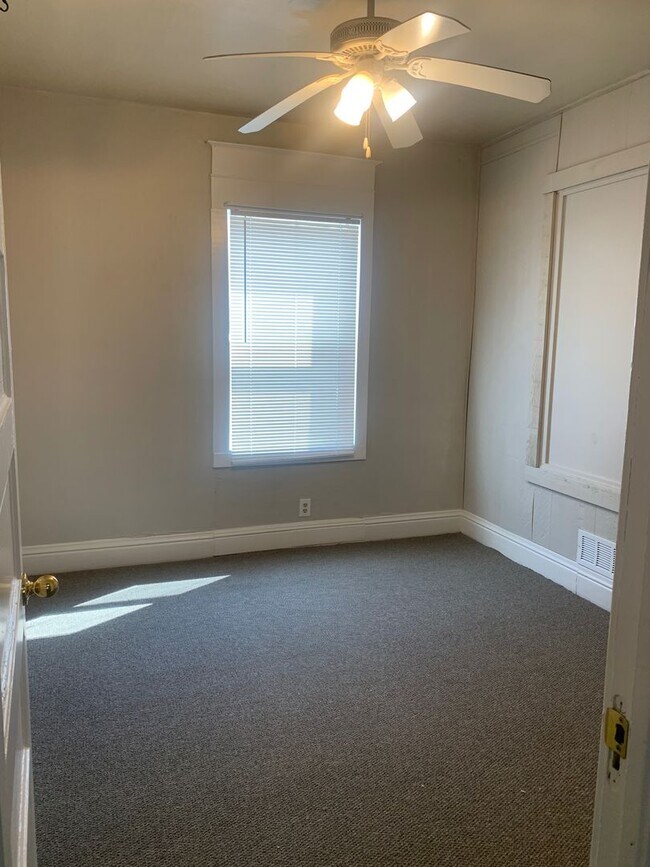 Building Photo - 1400 7th Ave