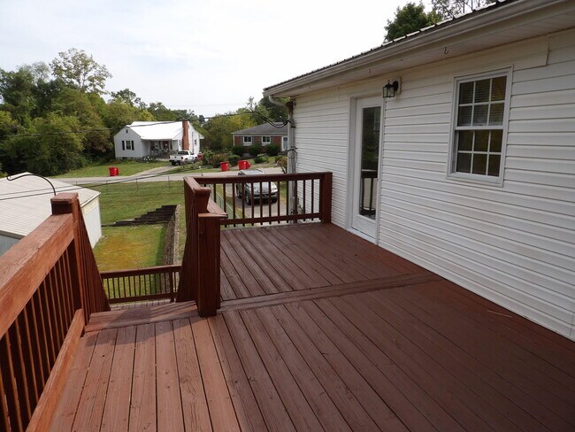 Building Photo - 102 Cedar Dr